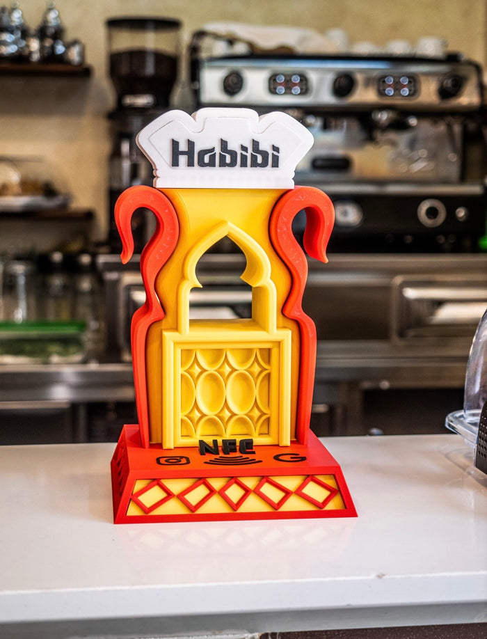 Totem col logo del locale